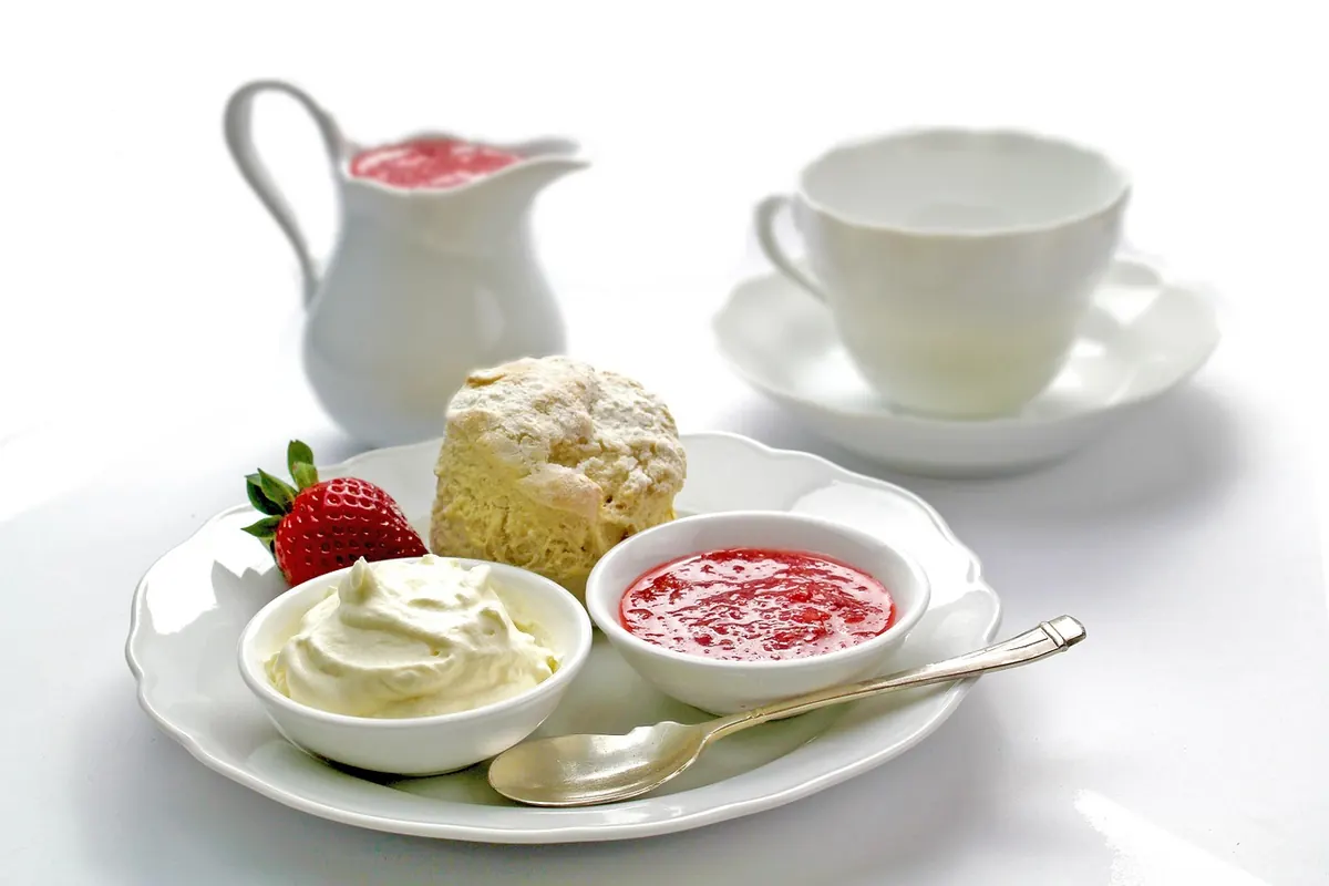 Cream Tea in Cornwall vs Devon: What's the Difference and Which Order?